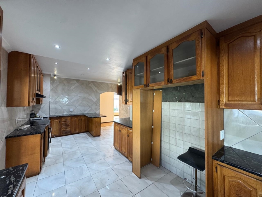 To Let 6 Bedroom Property for Rent in Table View Western Cape
